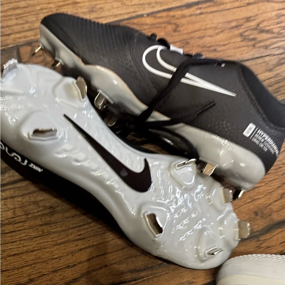 Nike Black and White Hyperdiamond‎ 4 Renew Softball Cleats